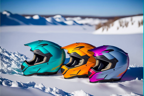 красочные шлемы снегохода в снегу