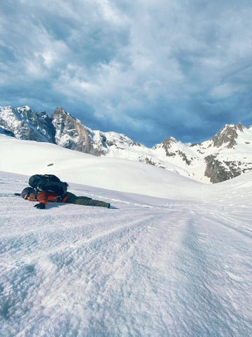 雪地里的登山者