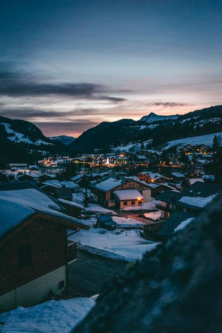 ciudad nevada durante el amanecer