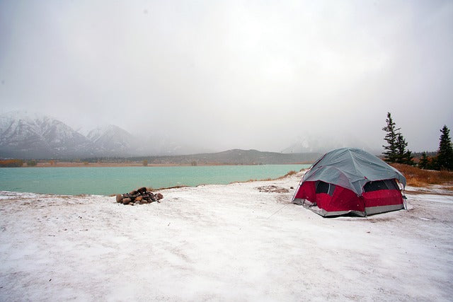 雪地上的冬天帐篷