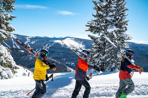tres personas esquiadores