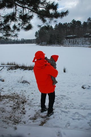 Winterspaß beim Erkunden der Natur