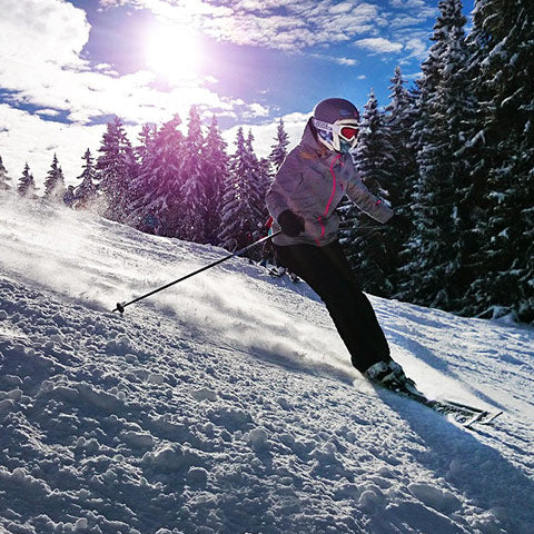 kvinna med vinter grejer