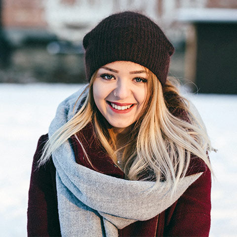 mujer vestida con ropa de invierno