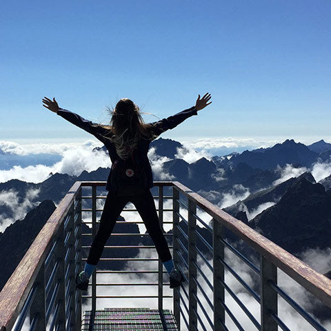 femme, porter, capuche, montagnes