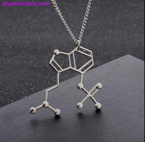 chemický náhrdelník s molekulou psilocybínu