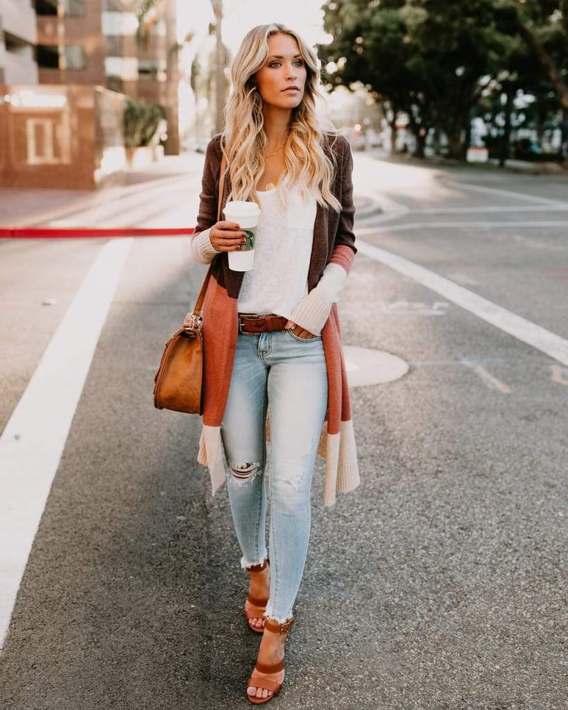 una mujer caminando por la calle