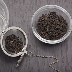 How Do You Use a Tea Infuser and Strainer? 