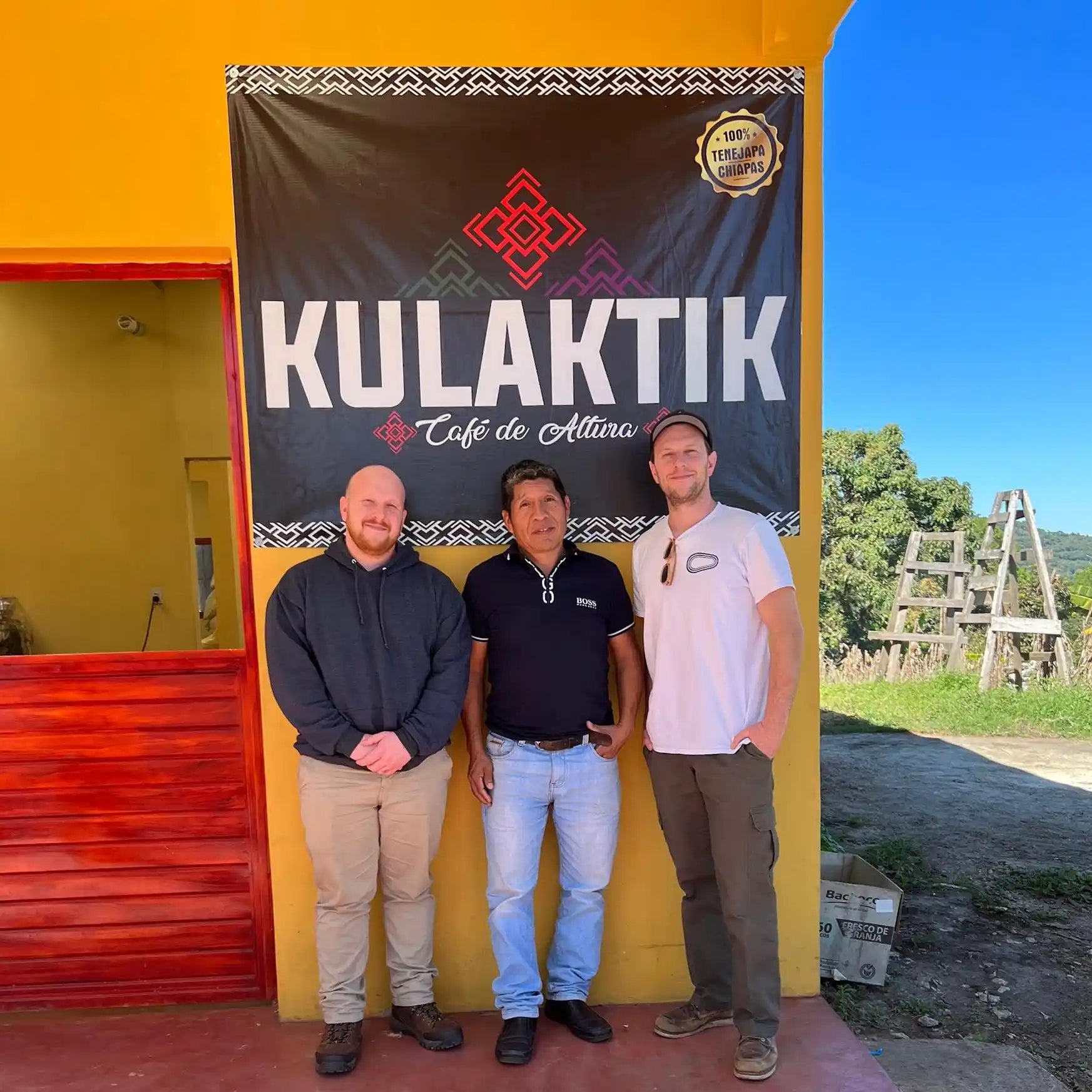 Los miembros de Hacea Coffee, Lukeh y Jared, de pie con el miembro fundador de Kulaktik, Pedro Méndez.