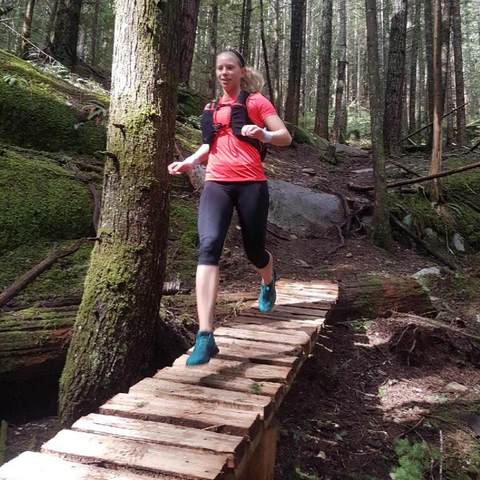 Courir sur un pont dans une forêt tout en brûlant l'excès d'énergie et en restant en forme