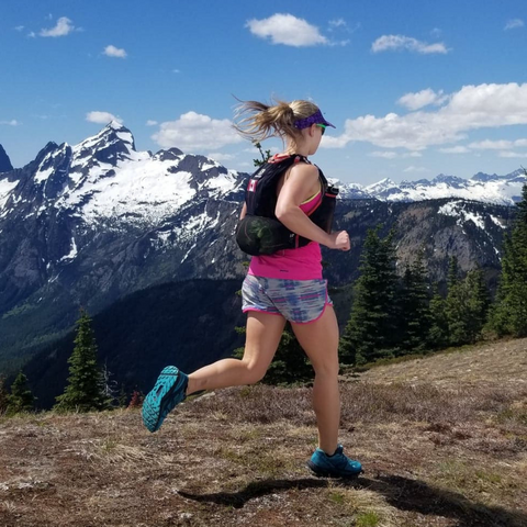 Candidat de cross-country de fille passant devant la montagne majestueuse