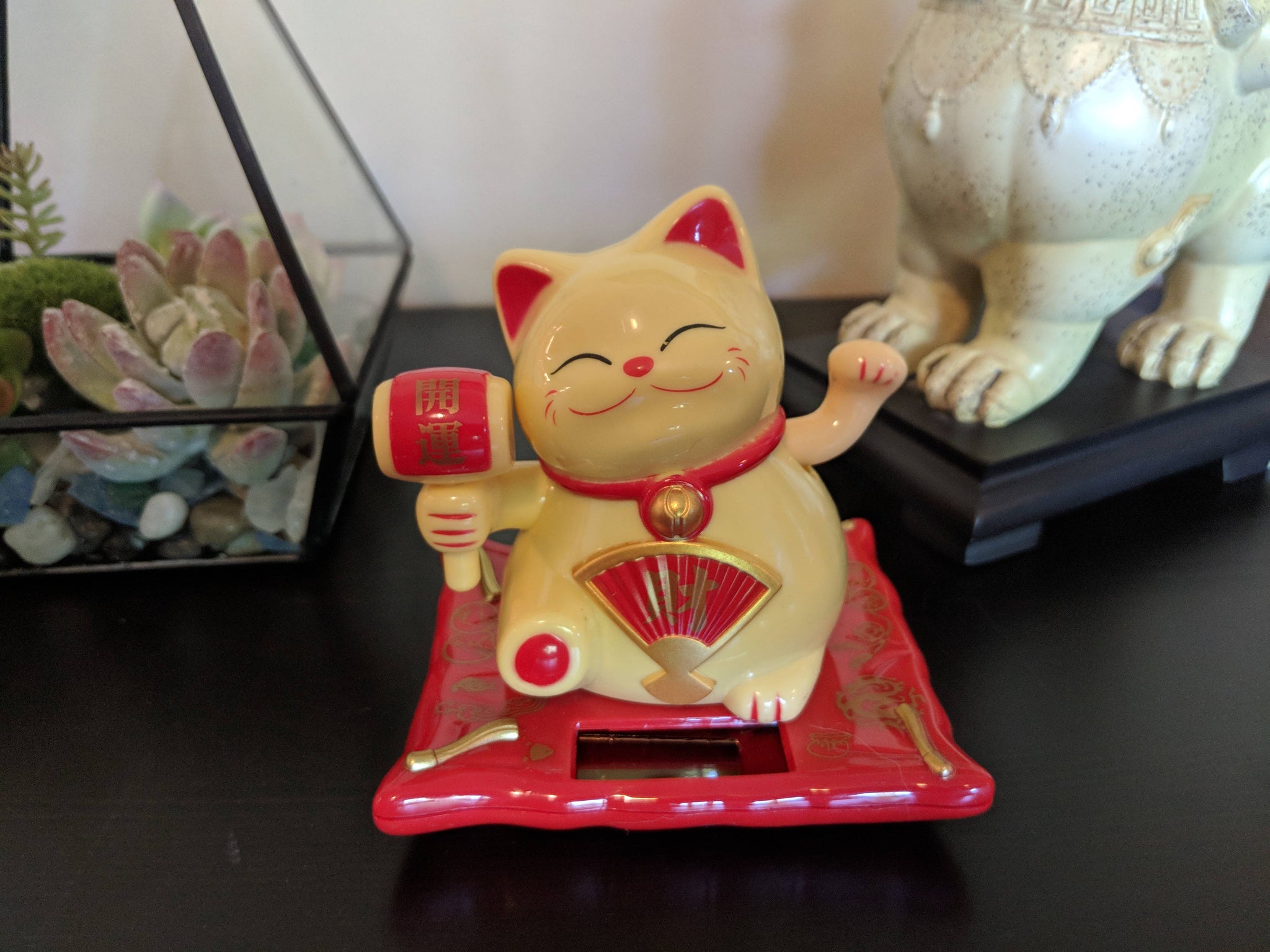 solar powered waving lucky cat