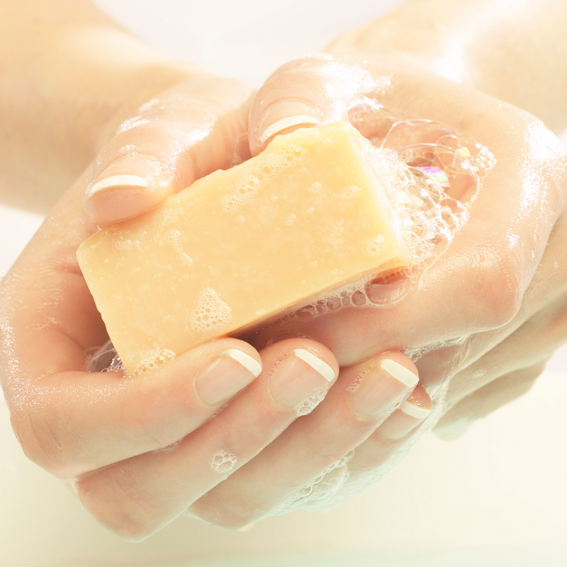 Польза мыла. Мыло для умывания. Мыло для рук. Нельзя умываться мылом. Хозяйственное мыло в руке.