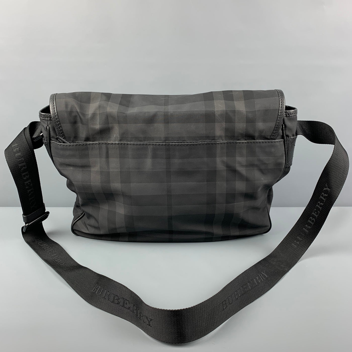 BURBERRY Black Grey Plaid Nylon Messenger Bag – Sui Generis Designer  Consignment