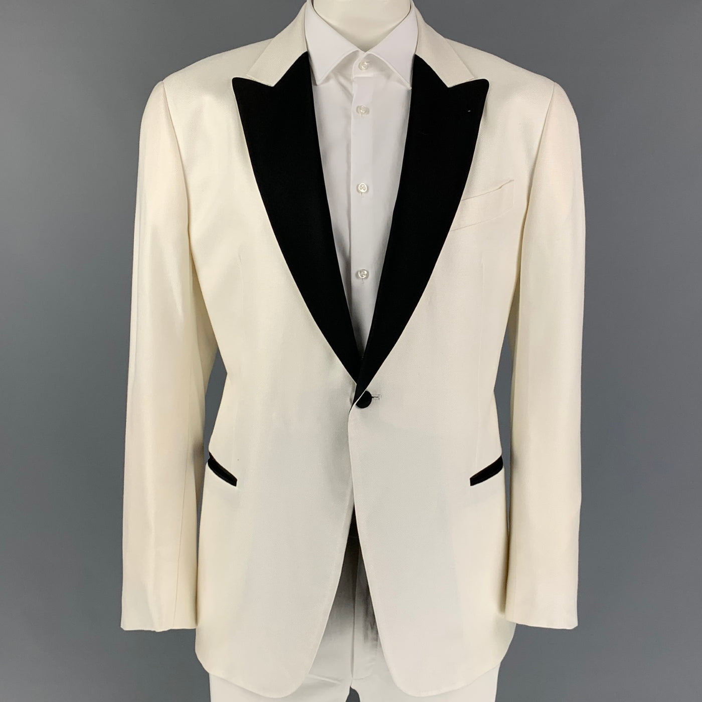 EMPORIO ARMANI Size 48 White & Black Viscose Peak Lapel Sport Coat – Sui  Generis Designer Consignment