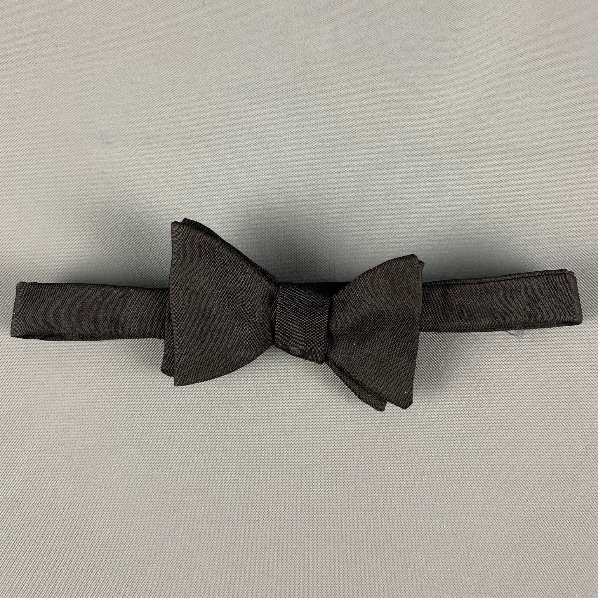 BRENDA KETT Black Ribbed Silk Bow Tie – Sui Generis Designer Consignment
