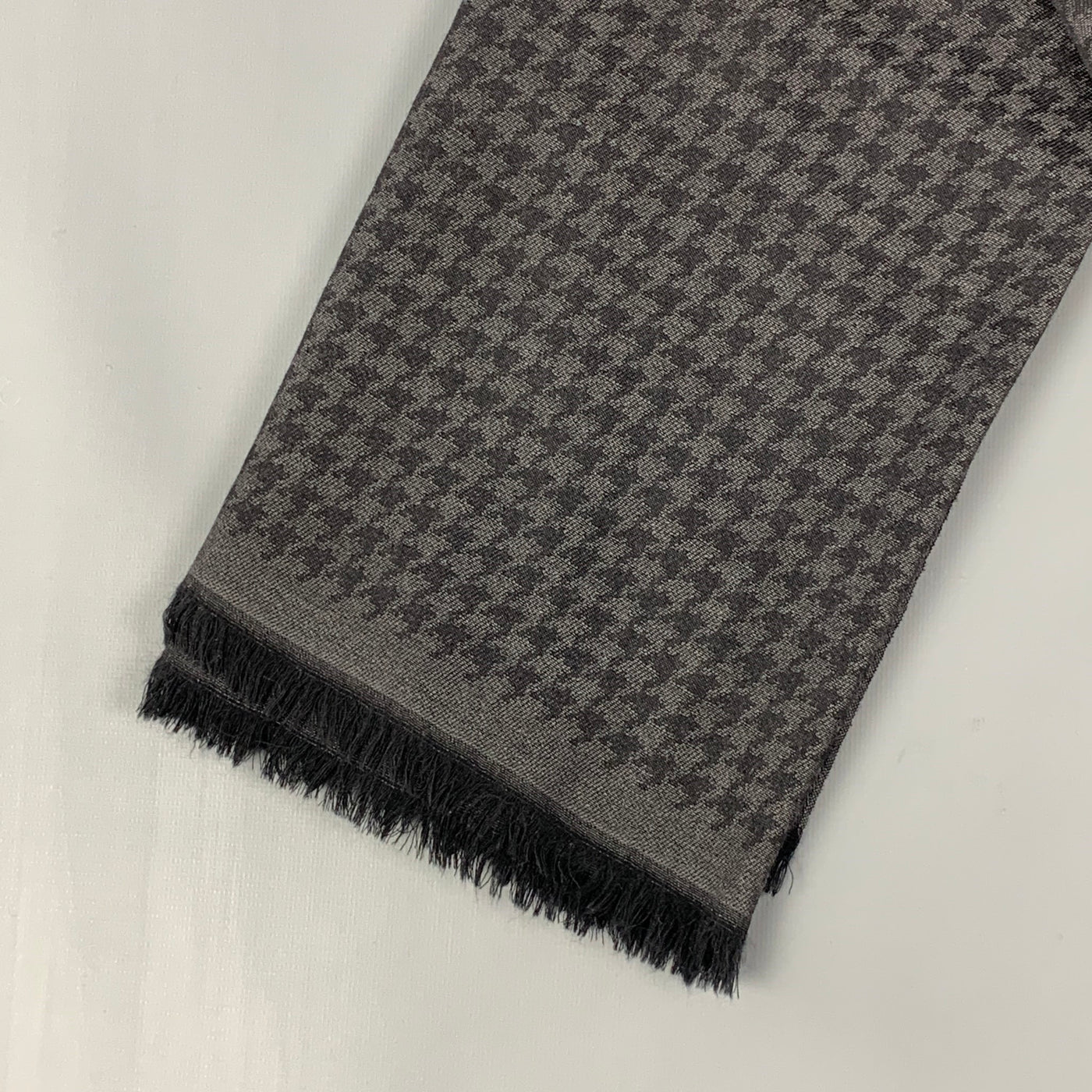 TOM FORD Grey Black Houndstooth Scarf – Sui Generis Designer Consignment