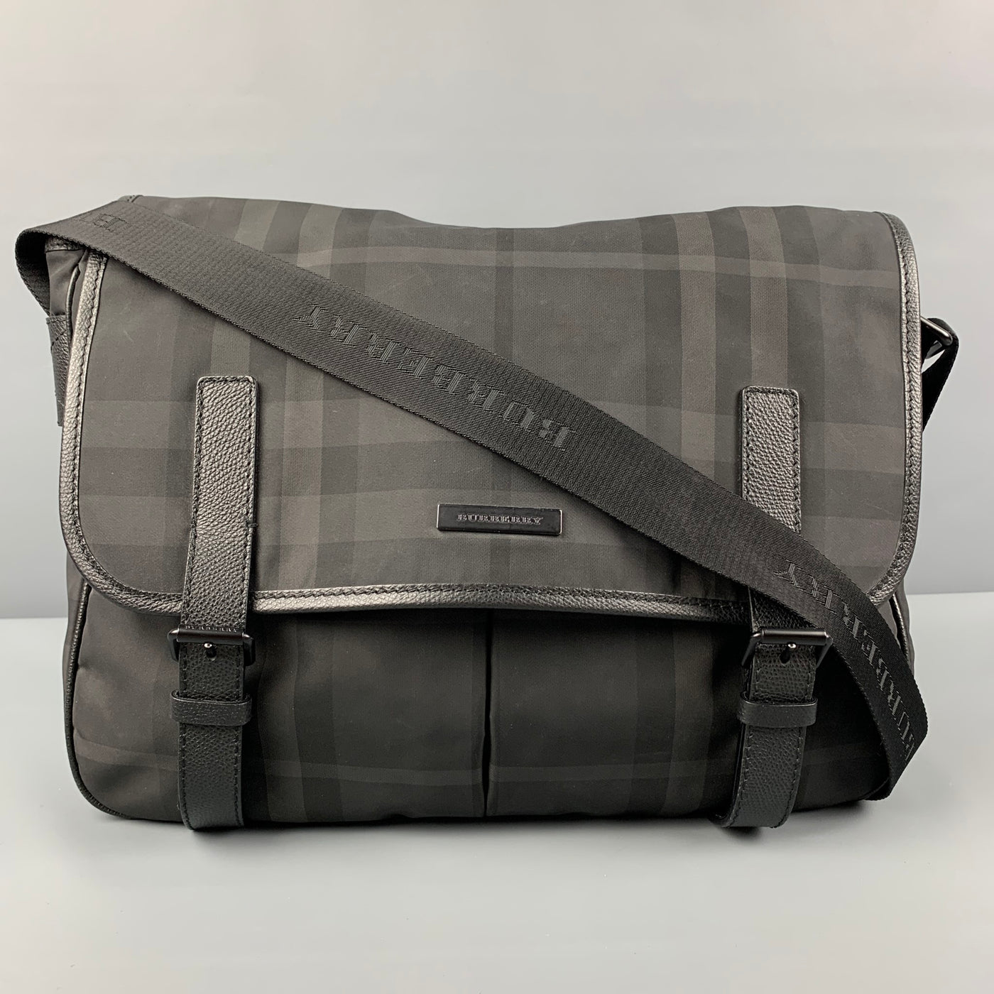 BURBERRY Black Grey Plaid Nylon Messenger Bag – Sui Generis Designer  Consignment