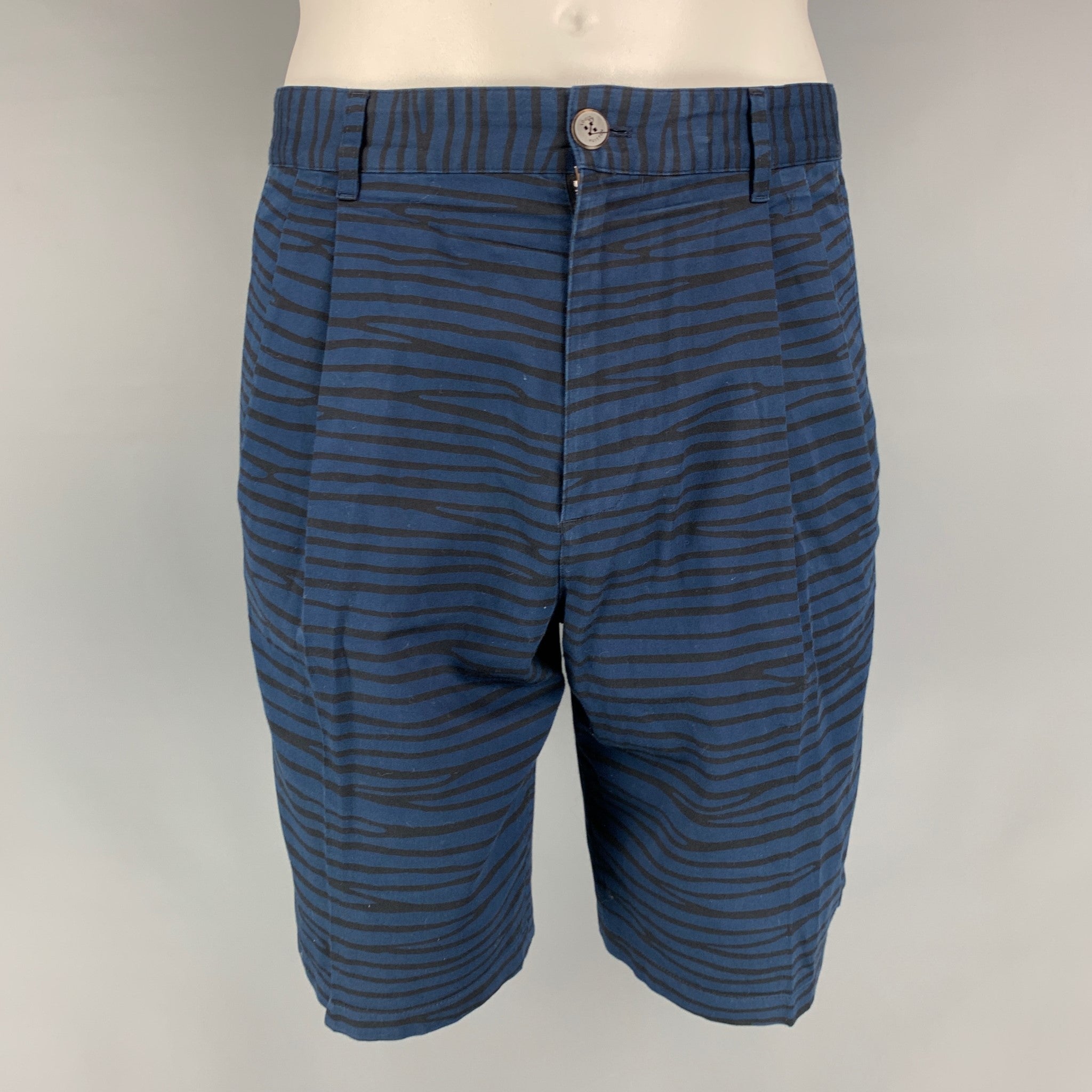 LOUIS VUITTON Size 4 Blue White Cotton Denim Safari Shorts – Sui Generis  Designer Consignment