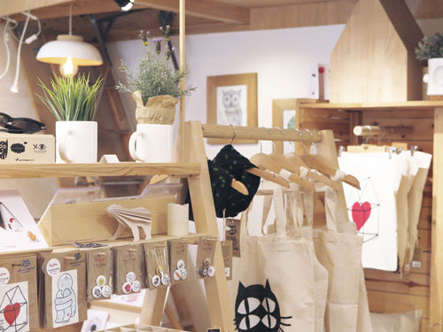 Interior tienda de ropa. tote bags, en Barcelona