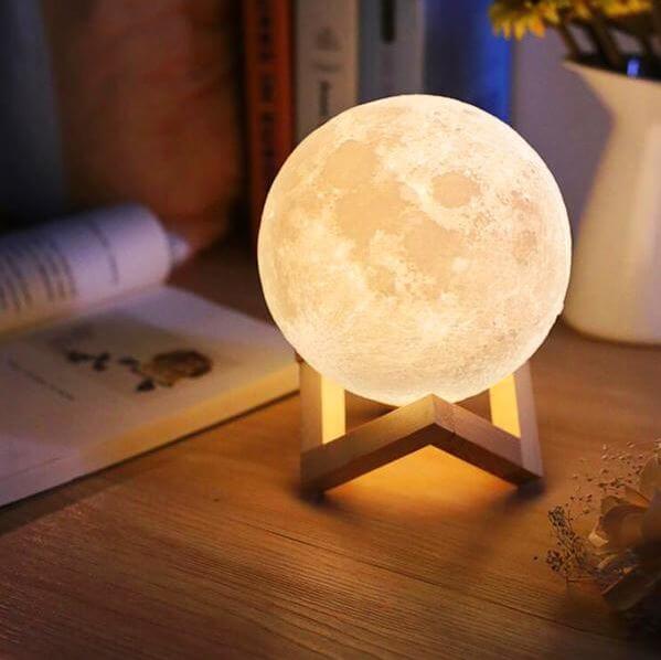 La lampe lune 3D de 20cm à 22cm, LUNA™ est une impressionnante lune dans votre salon