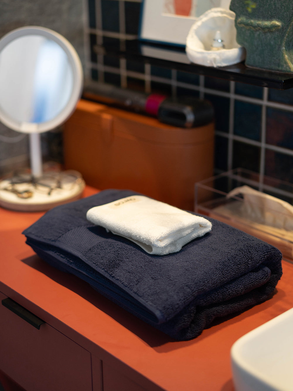 SOJAO-house-to-home-tour-journal-loftandorder-standard-navy-towel-white-face-towel