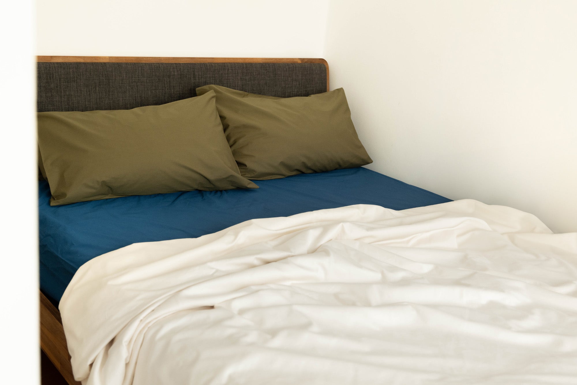 organic-crisp-cobalt-sheets-crisp-olive-pillowcase