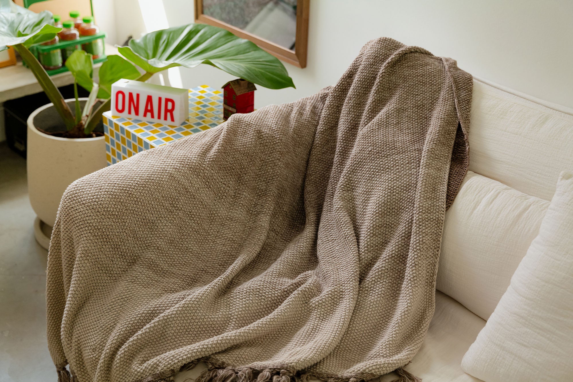 organic-cotton-fringed-ombre-throw