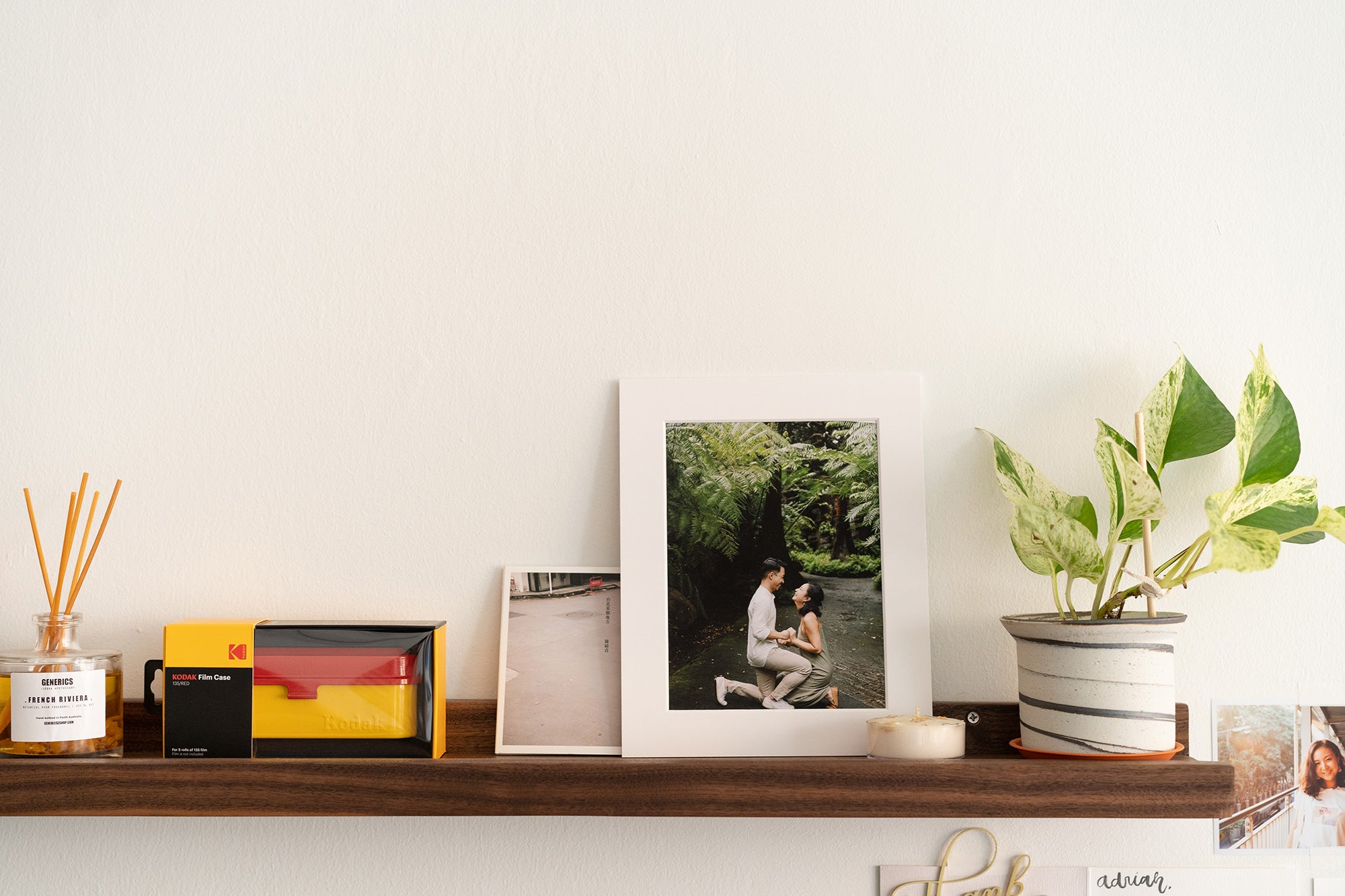 Photos Marble Queen on wooden shelf