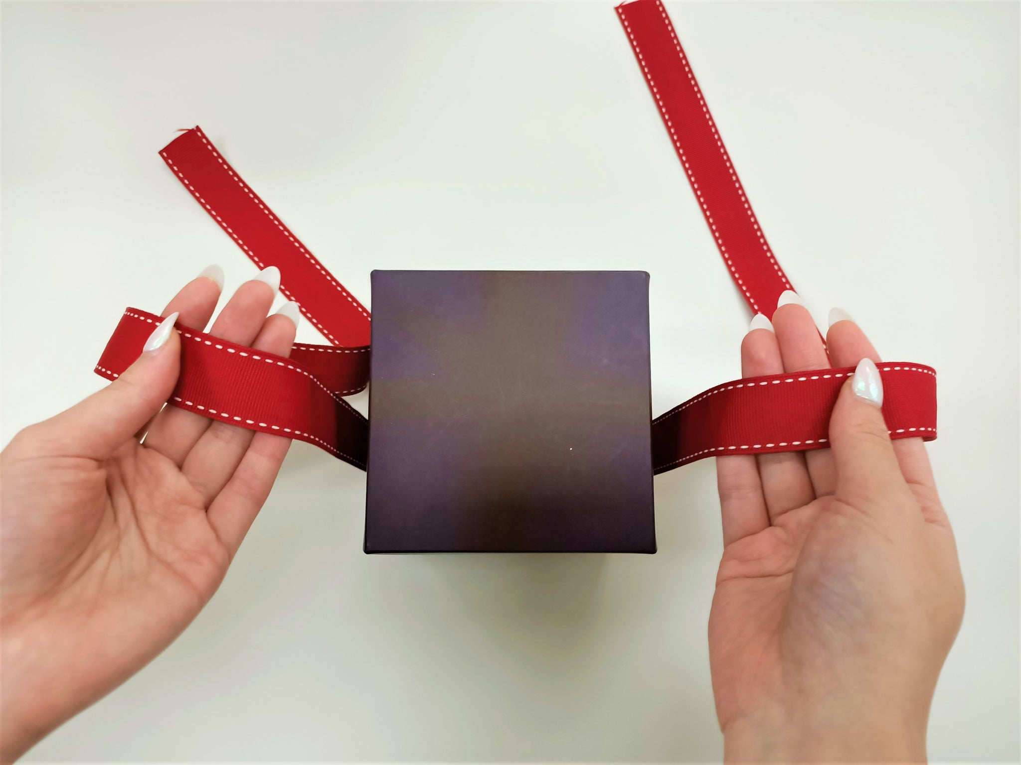 horizontal bow how to tie a ribbon around a box