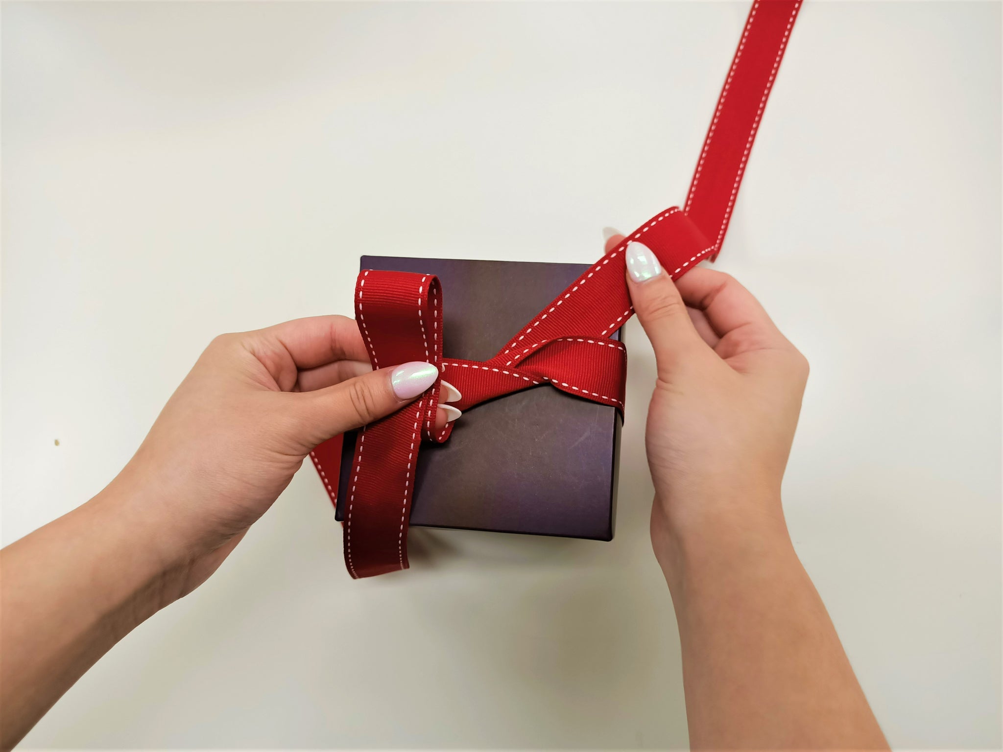 horizontal bow ways to tie a ribbon around a box