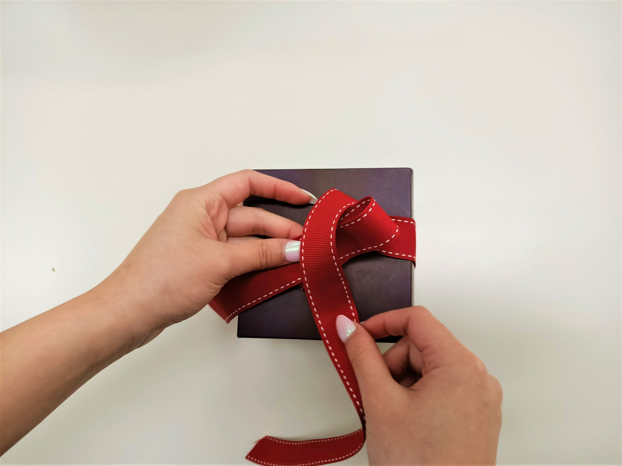 horizontal bow ways to tie a ribbon around a box