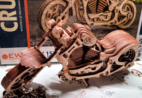 Maqueta de una moto de madera