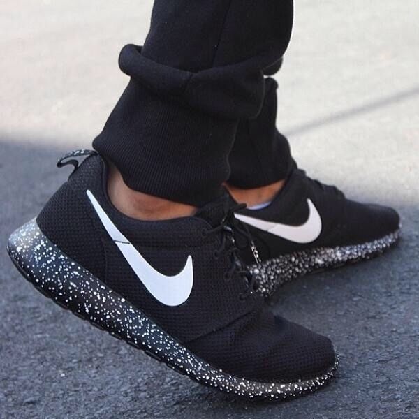 Nike Roshe run black with white speckle Size 9 UK**NEW** – tagre