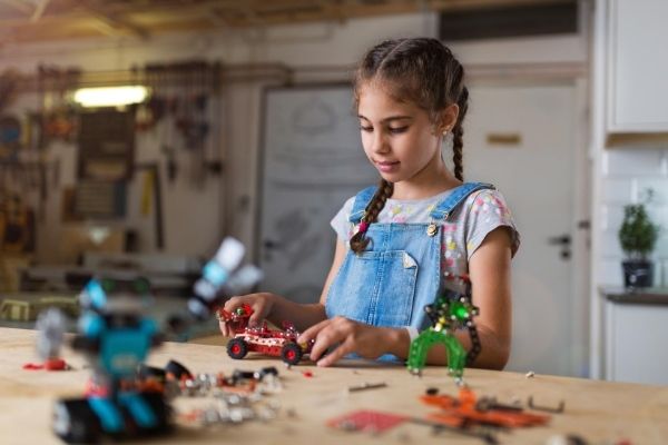 A little girl to making a DIY robot 