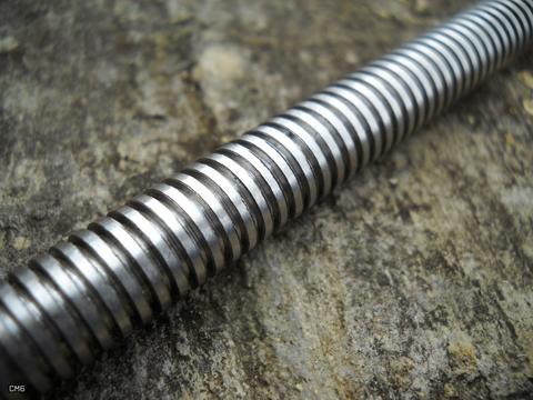  Photo of threads of a lead screw