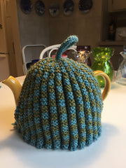 checkered tea cosy in the ribbed pattern
