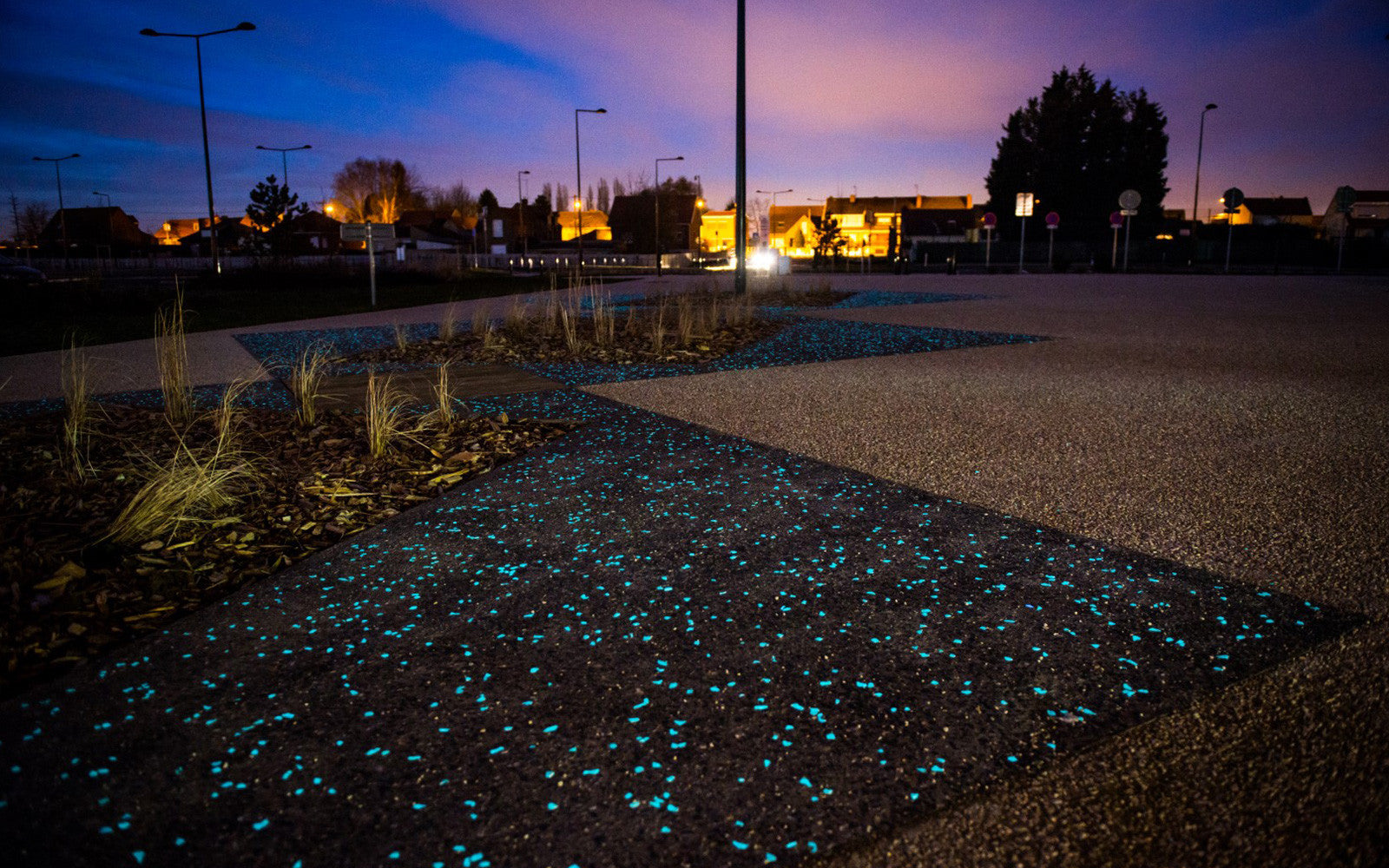 Type: AGT Commercial-Grade Glow Stone - Aqua Blue 1/2. 