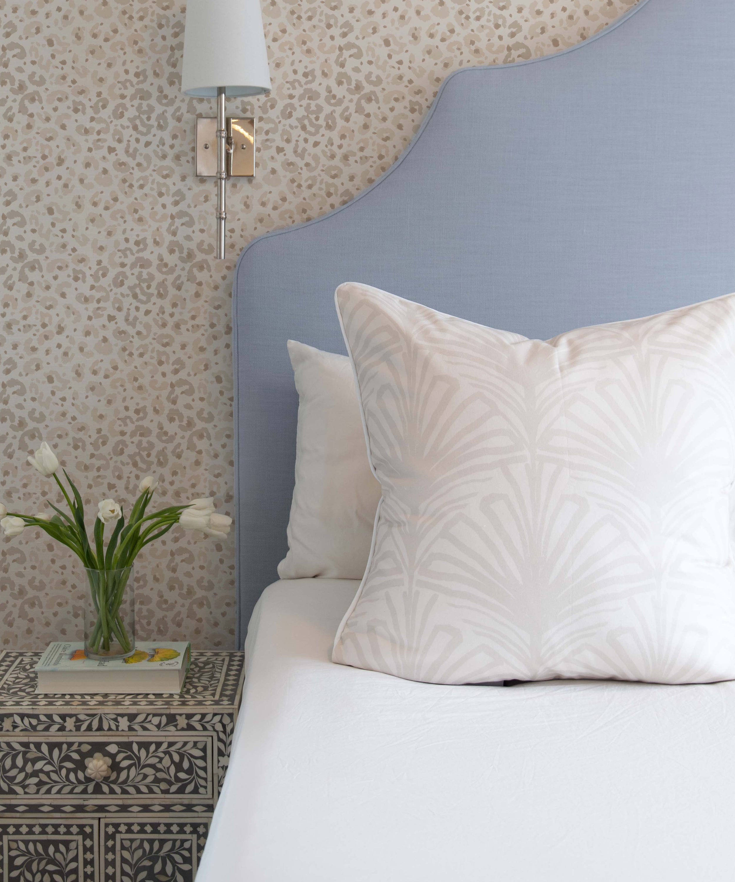 Bed pillow arrangements: style your bed according to size