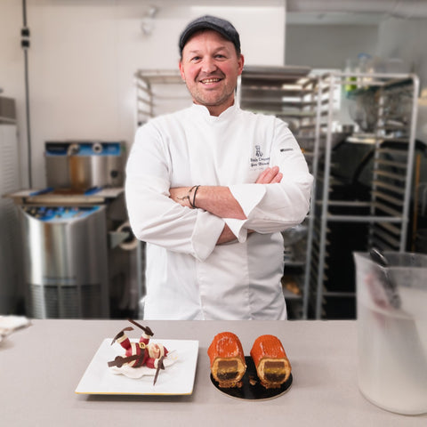 Pastry chef Yann Blanchard explains how to cut your APRES cake from the holiday collection 2023