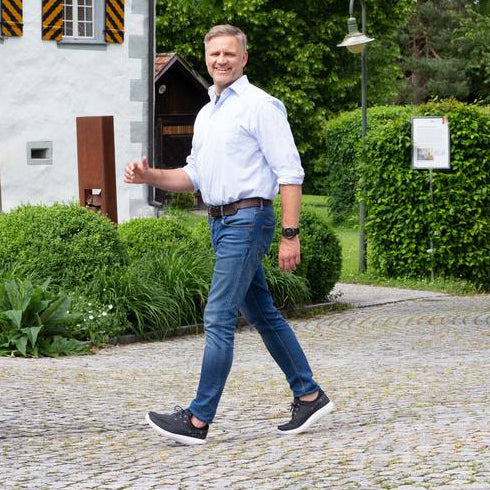 Man walking in a pair of kybun Bulle Blue shoes