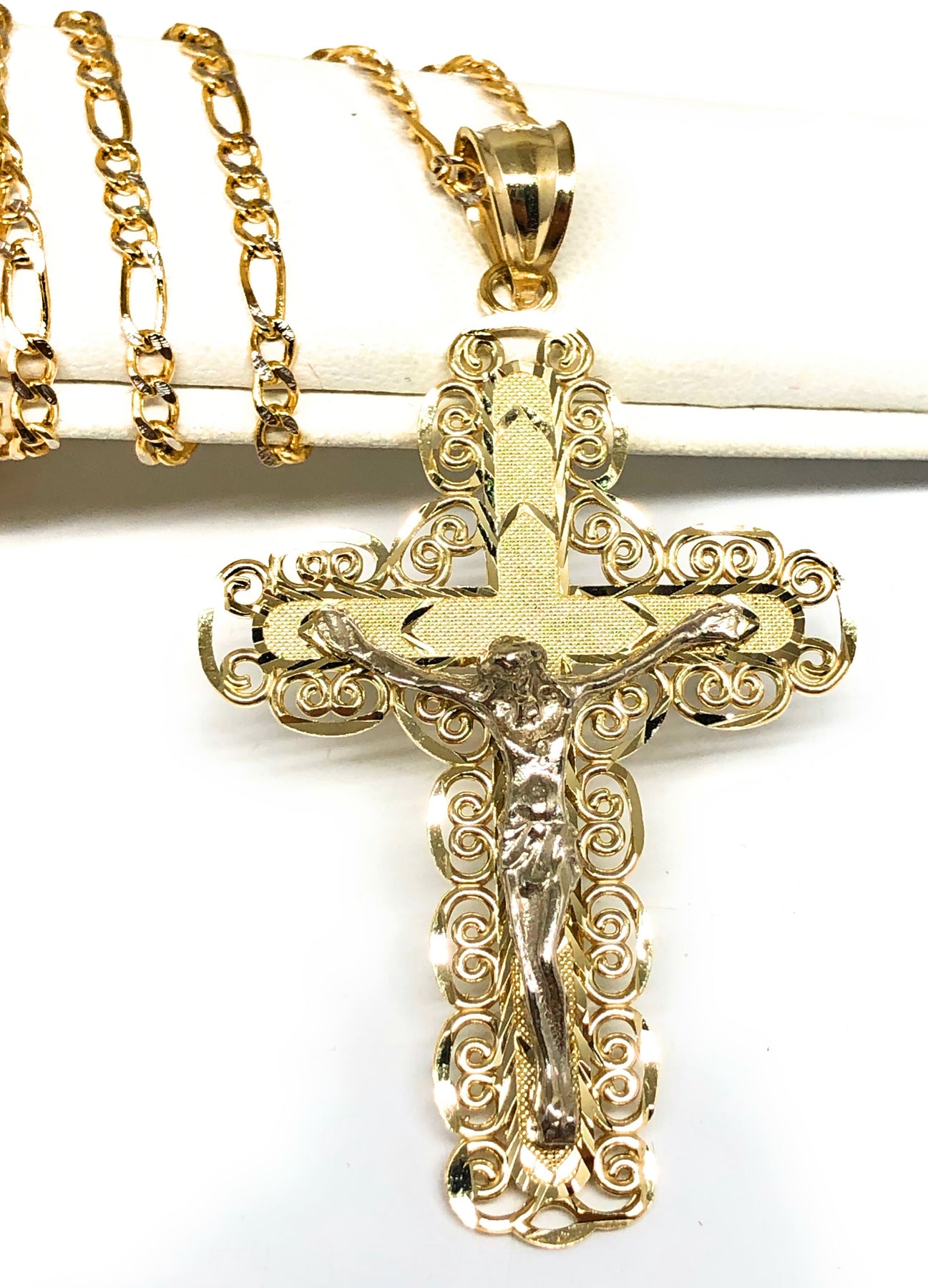 Straight Cross with Body of Christ Pendant gr 6,3 Yellow solid