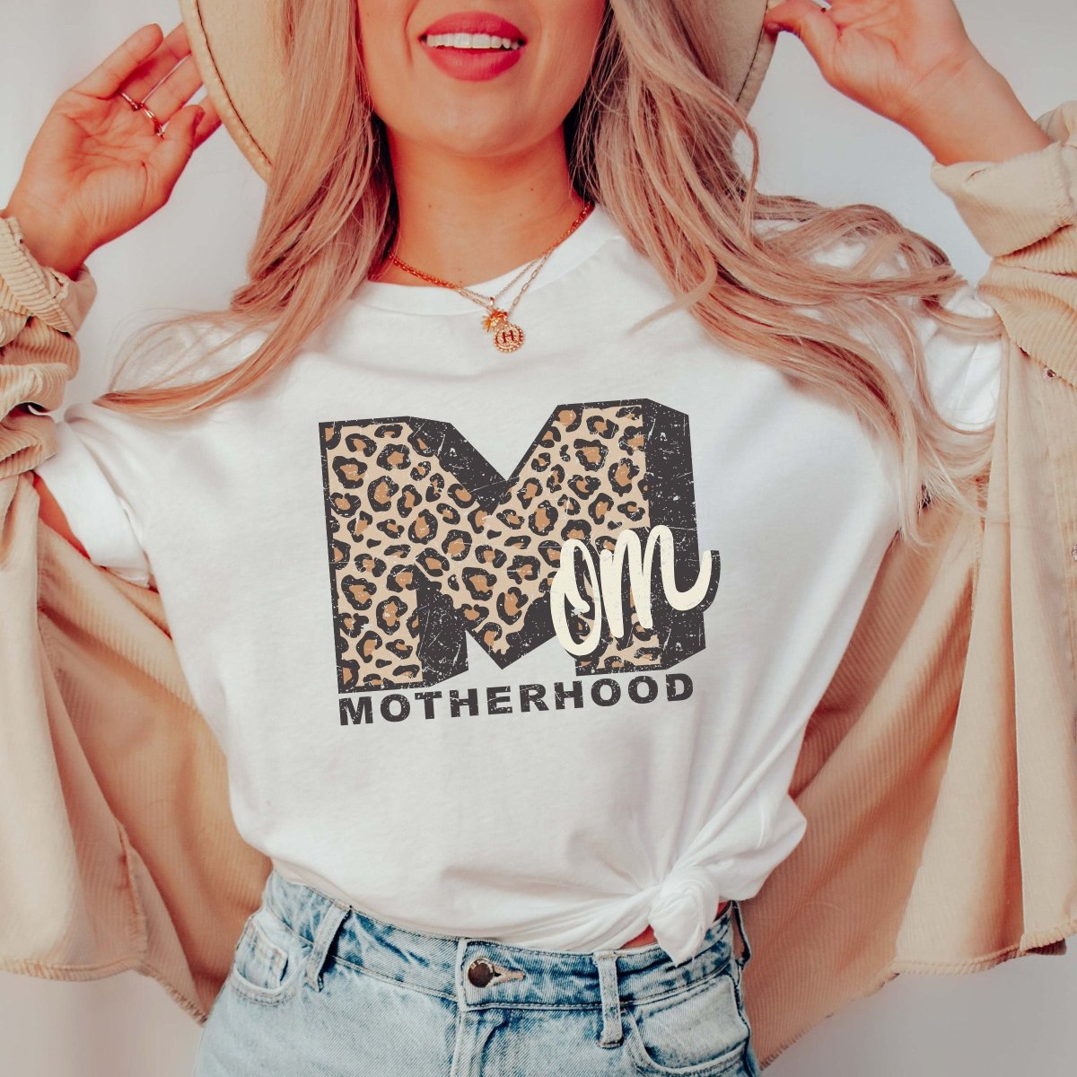 https://cdn.shopify.com/s/files/1/2146/3945/products/mom-motherhood-leopard-tee-217813_1600x.jpg?v=1700103197