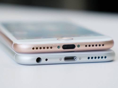 Comparing iPhone With and Without 3.5mm Jack