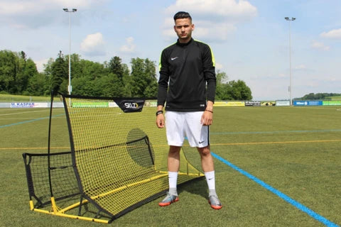 Portrait von Jan Solak auf dem Fussballplatz vor einem Trainingsgerät