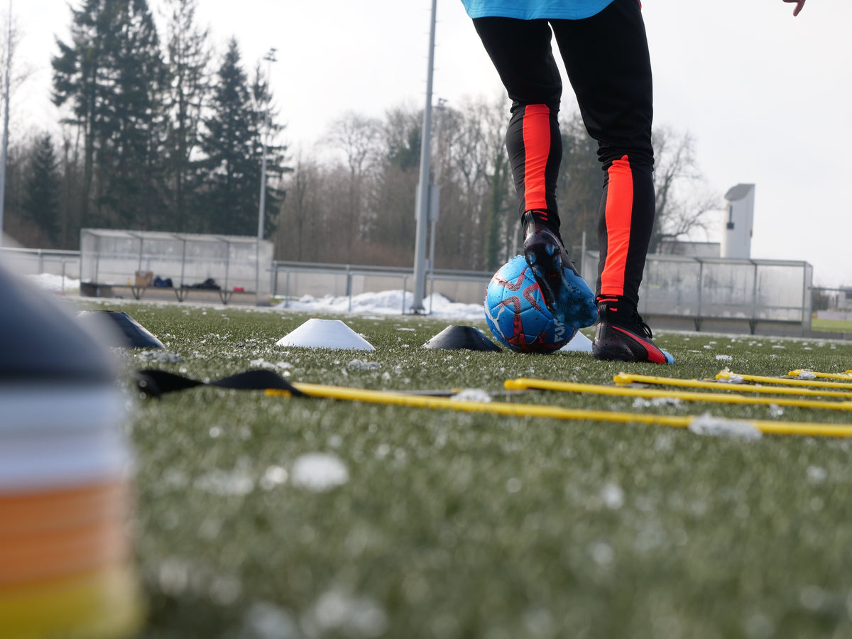 Fussball Personaltraining mit Laufleiter und Ball im Schnee