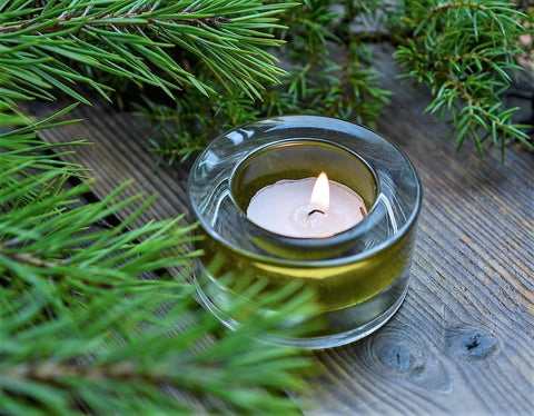 az alpha pinene fenyő illatú gyertya fenyő ágat használ