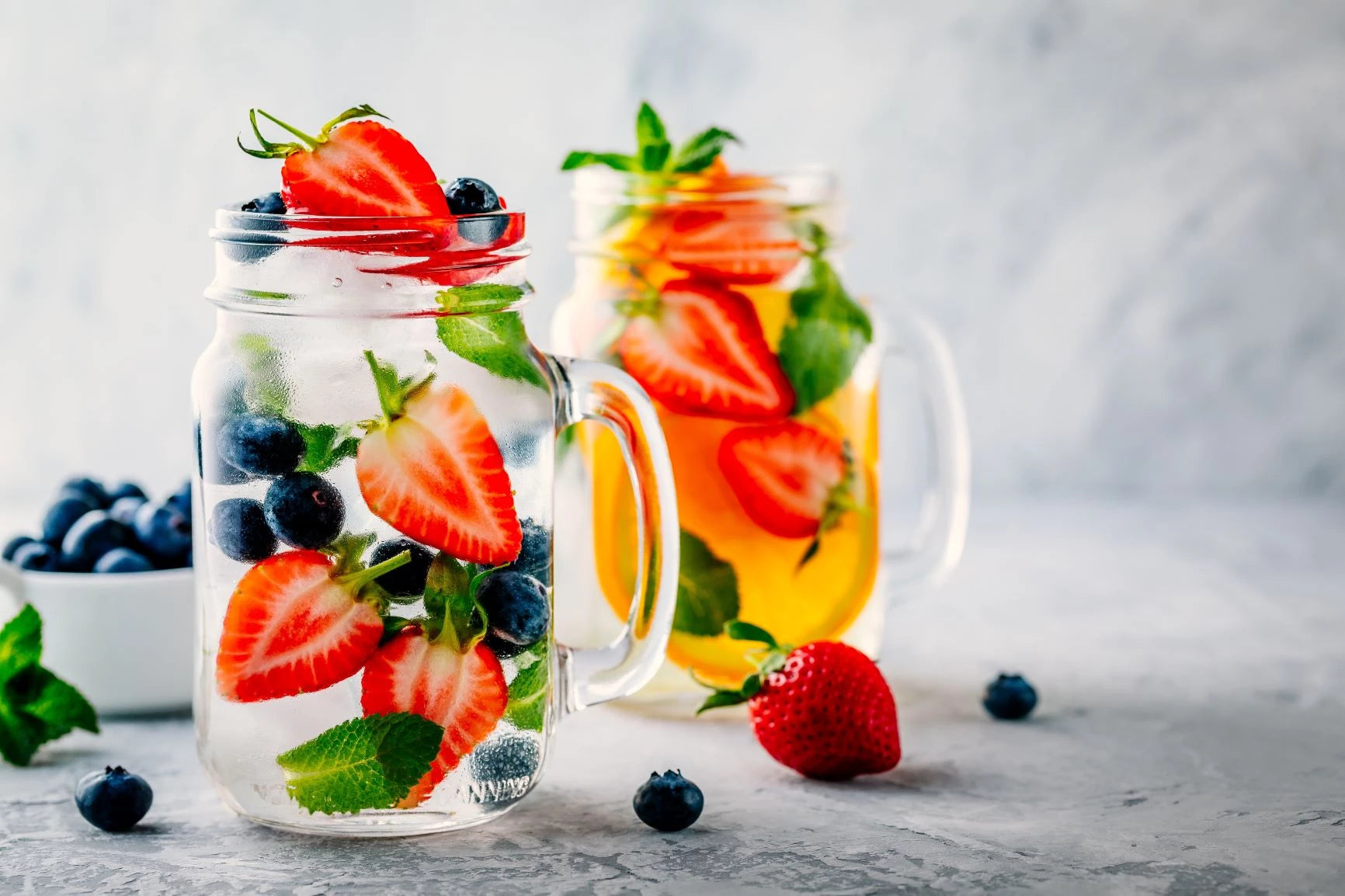 BEAUTIFUL AND EASY FRUIT-INFUSED WATER