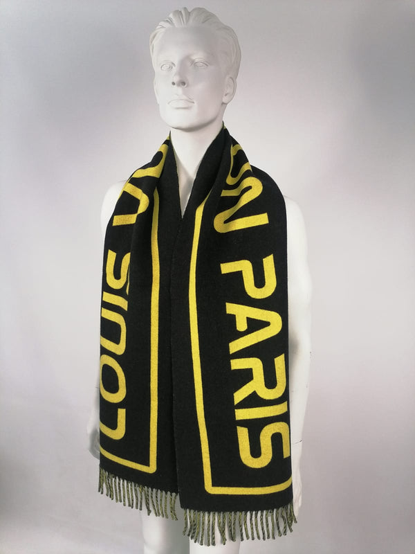 Louis Vuitton Scarves Yellow Silk ref.1026043 - Joli Closet