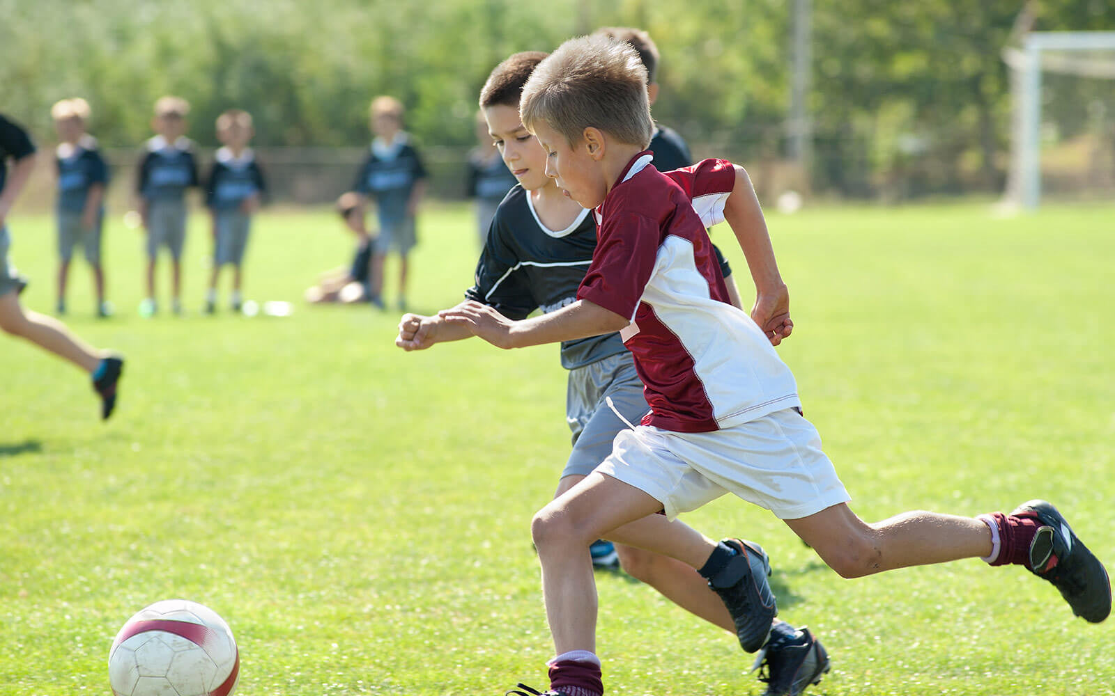 Тема фотографии игра в футбол. Детская тренировка по футболу. Футбол дети. Дети играют в футбол. Игра футбол.